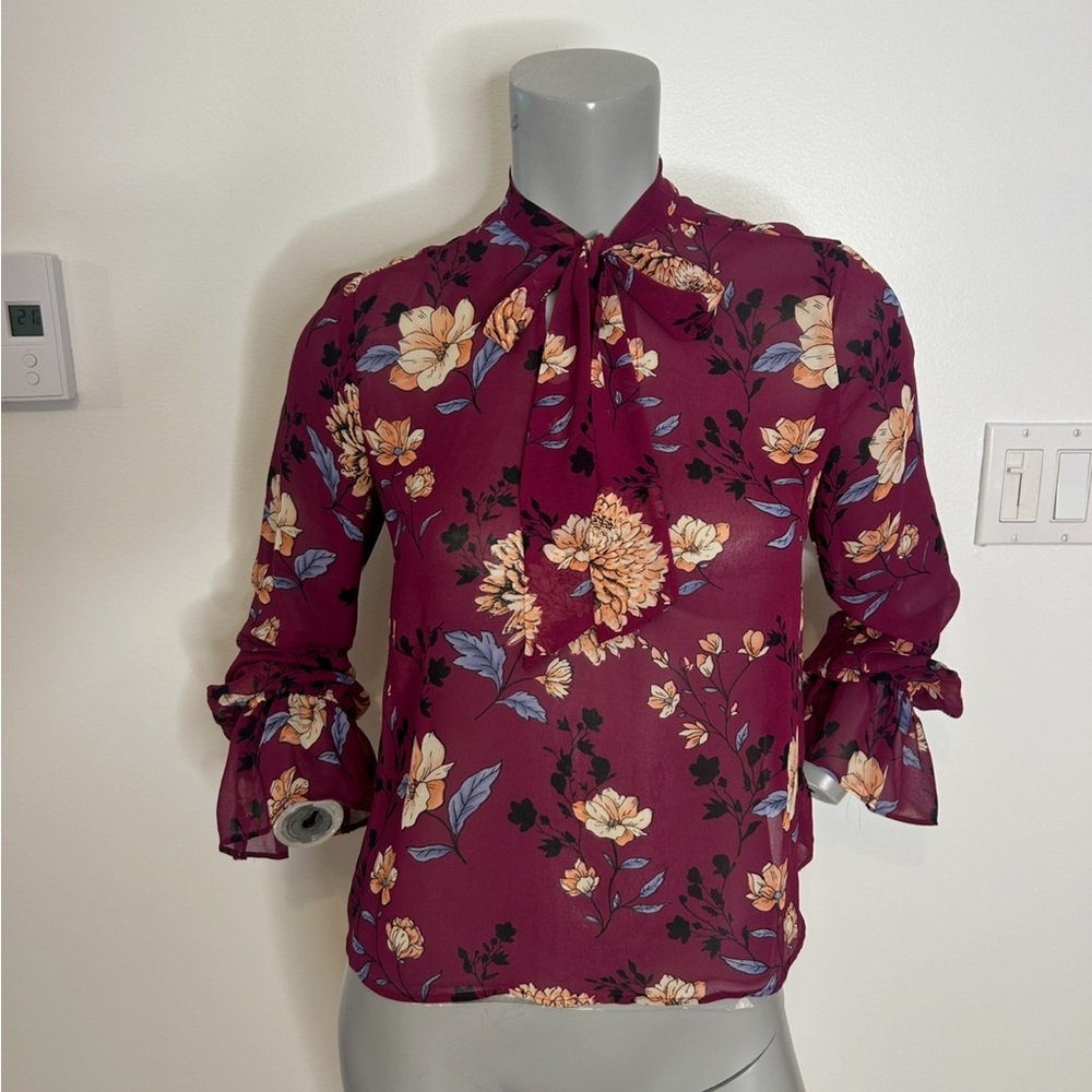 Gorgeous Forever 21 burgundy Floral Blouse with Bow❤️M